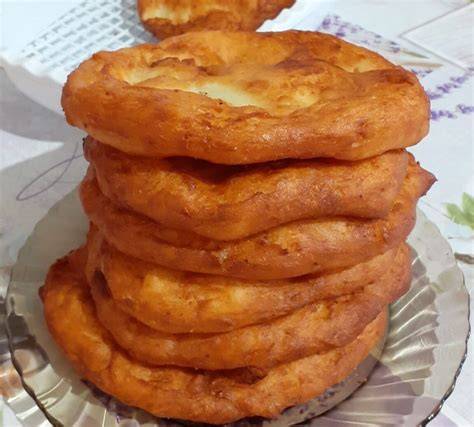 Krumplis lángos ábrázolása sütés előtt
