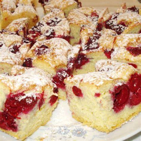 meggyes piskóta készítés közben látvány