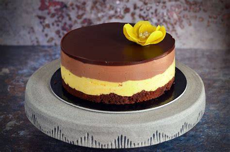 csokis mangó mousse torta virágos dekoráció