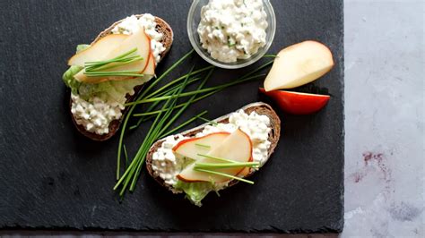 friss medvehagyma és cottage cheese szendvics
