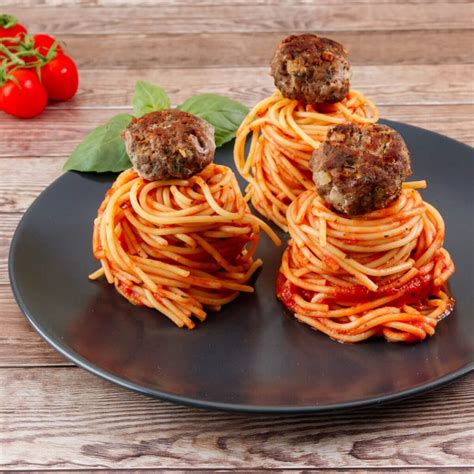 Paradicsomos húsgolyók és spagetti vizuális ábrája