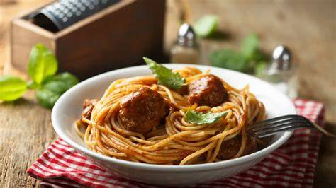 Nagy tál spagetti húsgolyókkal