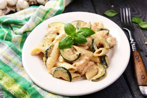 Cukkinis csirkés lasagne rétegezés vizuális összefoglaló