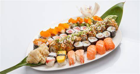 thai ételek és sushi tálkák vizuális összeállítása