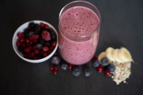 erdei gyümölcs smoothie tál
