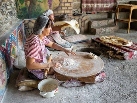 Lavash készítés tonir falán editorial