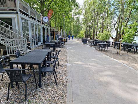 Kavics étterem terasza kilátással a Duna-part felé