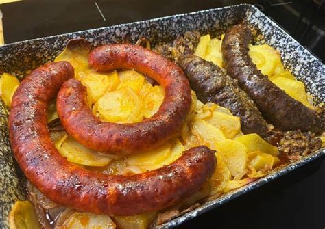 illusztráció a sülő hurka kolbász krumplival recepthez