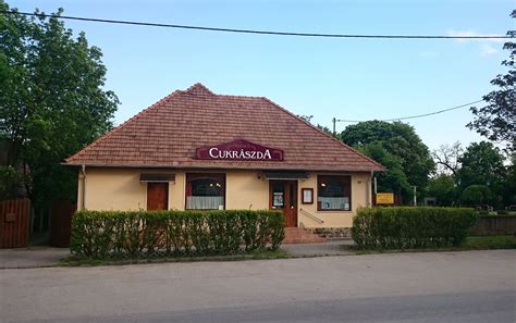 kerékpárút és cukrászda környezete