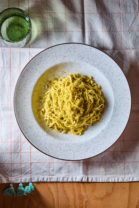 pisztáciás spagetti illusztráció minimális stílusban