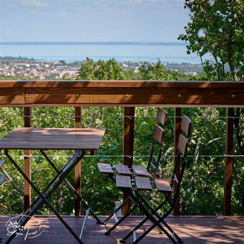 Balatonfüred borház terasz gesztenyefákkal