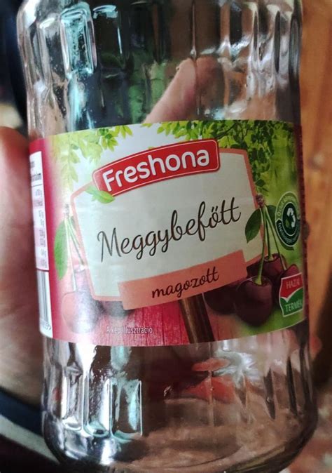 Meggybefőtt látképe és üvegek felkapcsolt fényben