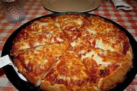 infografika serpenyős pizza folyamatáról