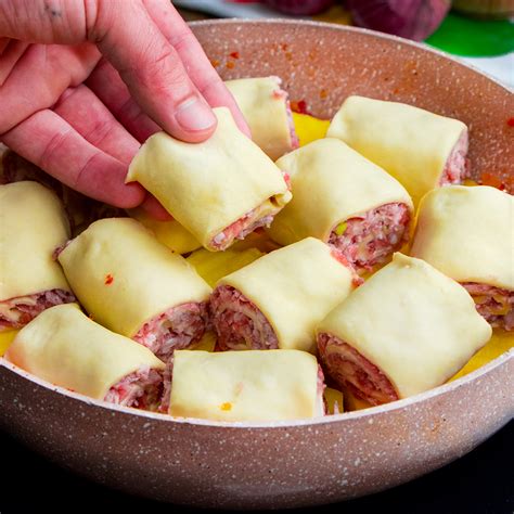 egy serpenyőben készülő tejszínes pennés fogás