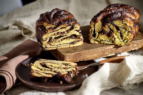 Csokoládés babka szeletelés közben