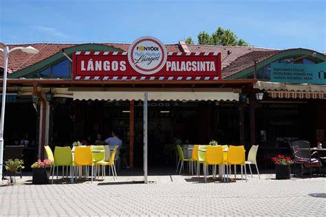 Lángos és palacsinta stand a kikötőben