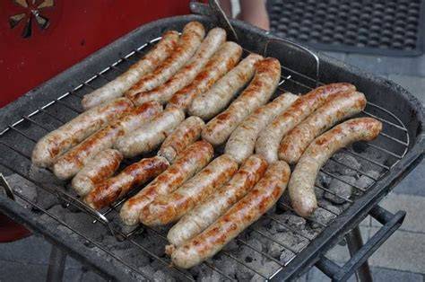 Grillkolbász készítés vizuális folyamata