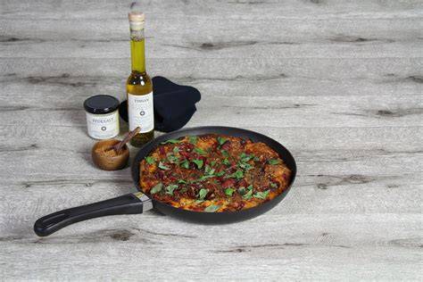 serpenyős pizza ábra - forró serpenyő és sütő