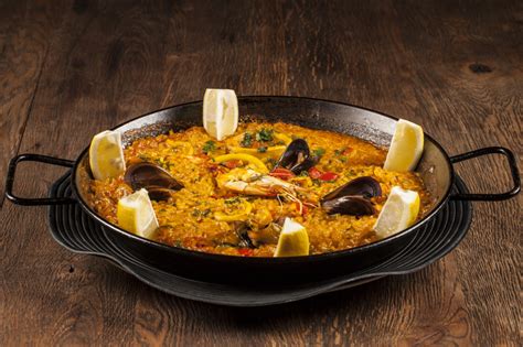 Paella serpenyőbe állított hozzávalók