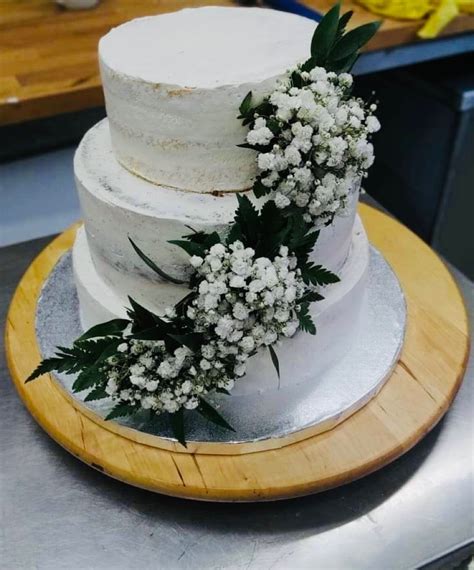 eskuvoi torta virágszirmok apró virágok