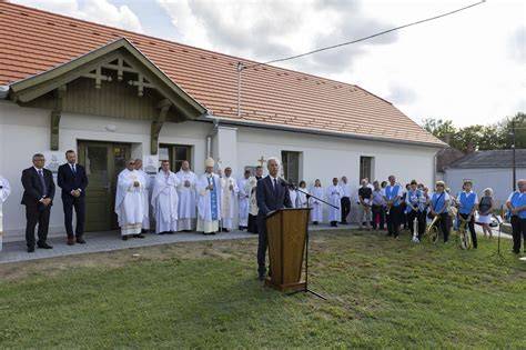 templom és plébánia közösségi élet ábrázolása